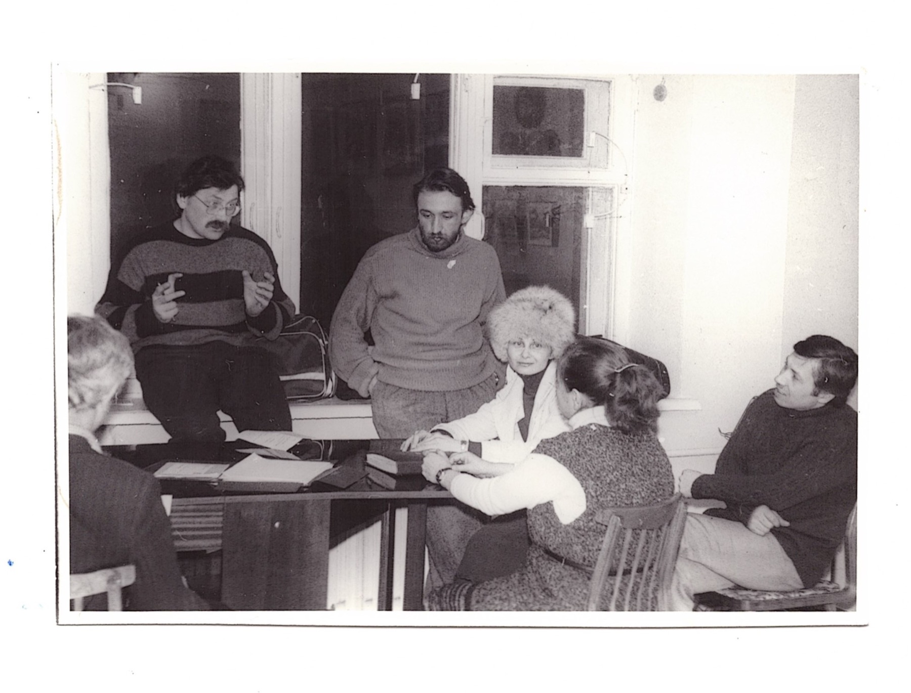 Artists and visitors gathered informally around a table at Gallery M in Apatity in 1991